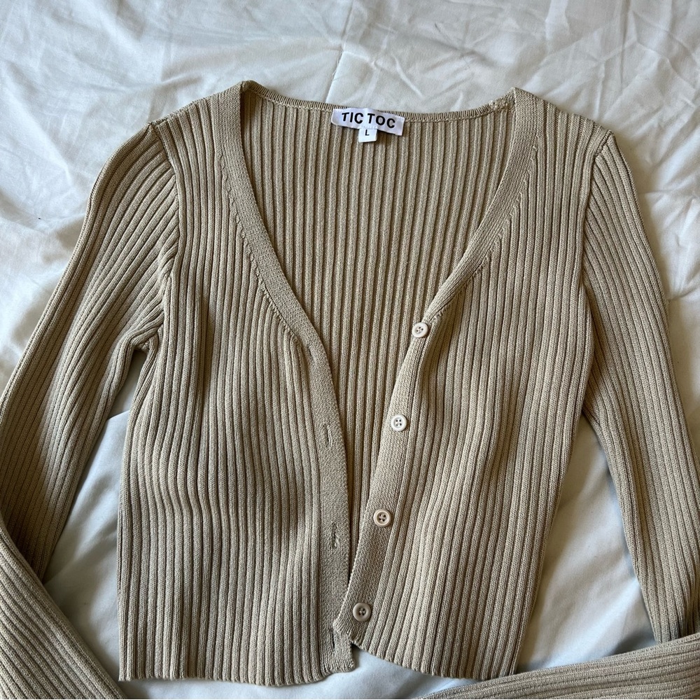 Light green button up sweater - Picture 2 of 7